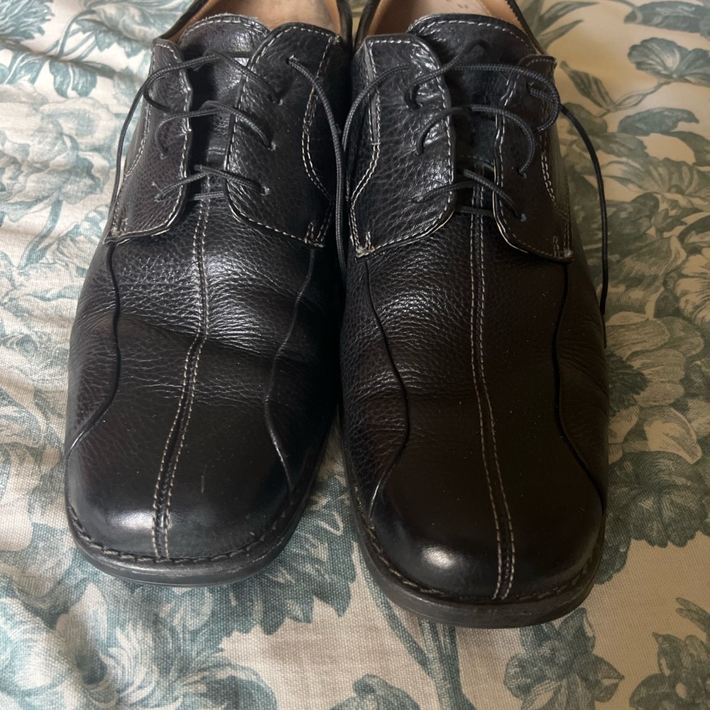 Men’s black casual/dress shoes